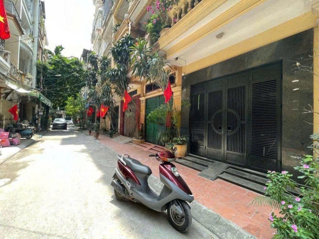 Cho thuê nhà nguyên căn Phố Mạc Thái Tông, Cầu Giấy 42m x 5T, 5PN3VS giá 21tr, ô tô tránh