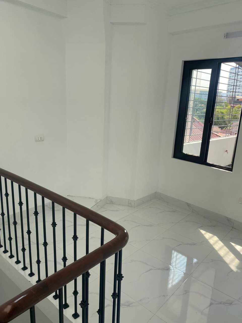 Nhà tôi cho thuê nhà hai cửa đi, mới, 93m2_ 4T; vỉa hè, Duy Tân-29 Tr 2