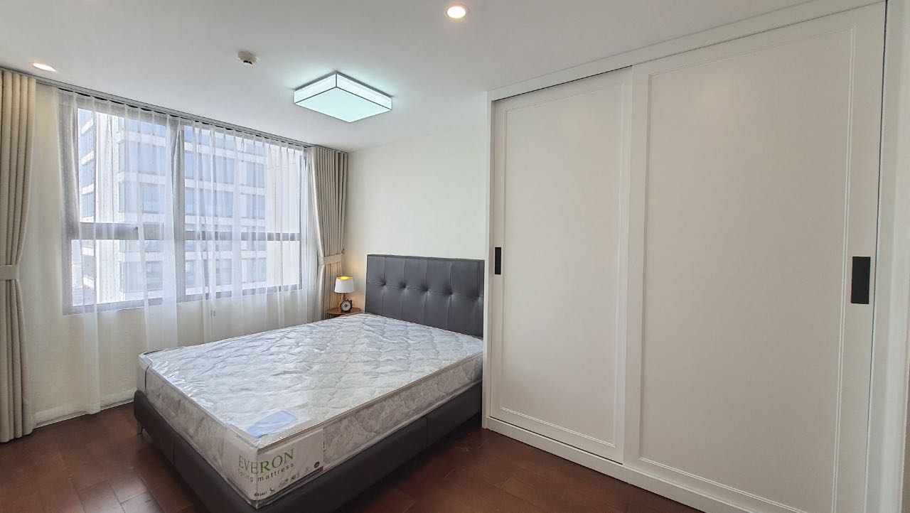 Bán CĂN 2PN - VIEW HỒ C3 tại Vinhomes D'Capitale - giá 7.x tỷ 4