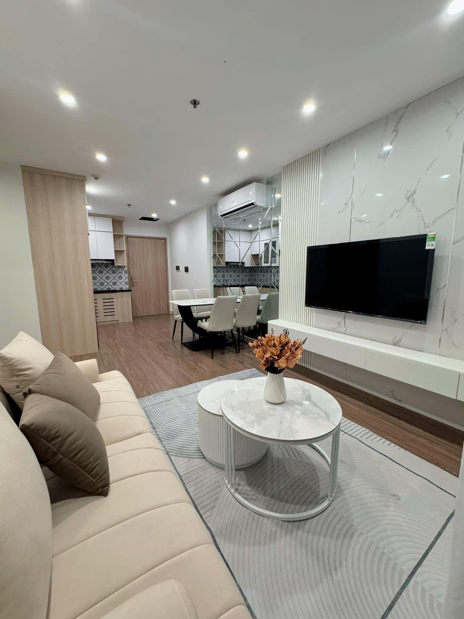 BÁN GẤP căn 2PN Vinhomes D'Capitale - FULL ĐỒ - giá 7.2 tỷ 2