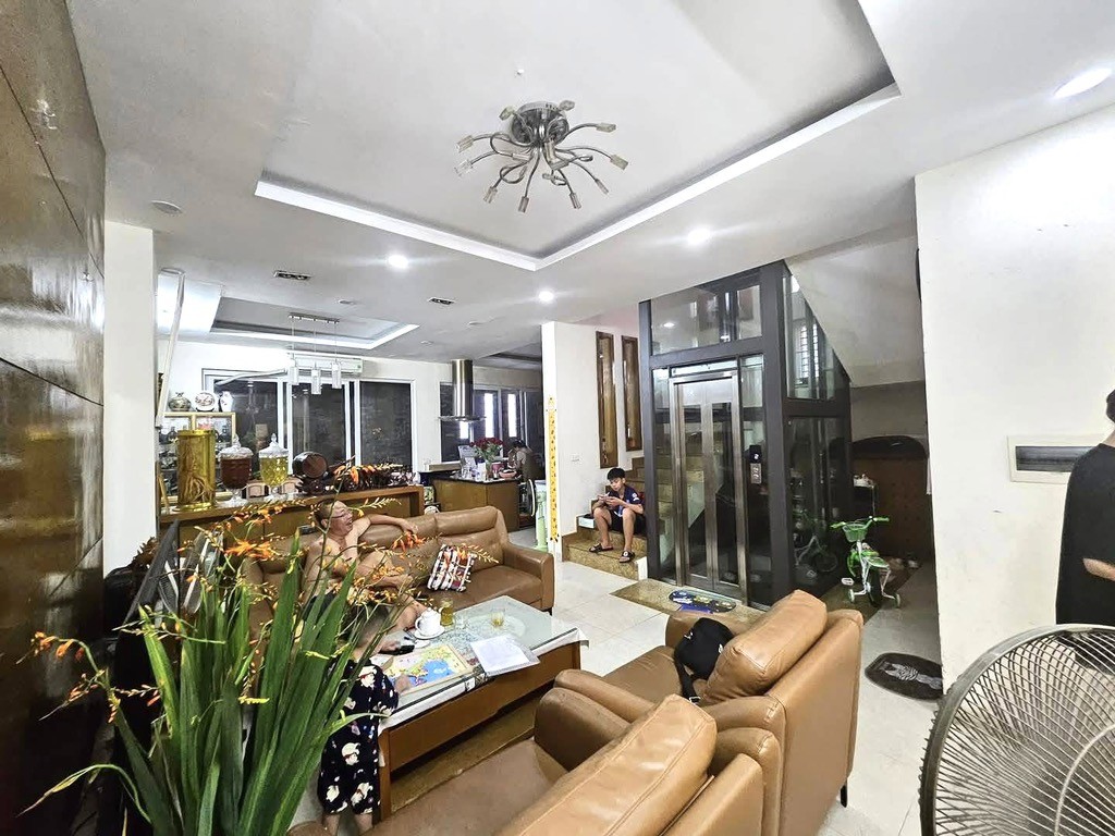 Bán nhà Hoàng Hoa Thám, Ba Đình, ngõ thông 90m2, 4.5 tầng thang máy, chỉ 17.9 tỷ