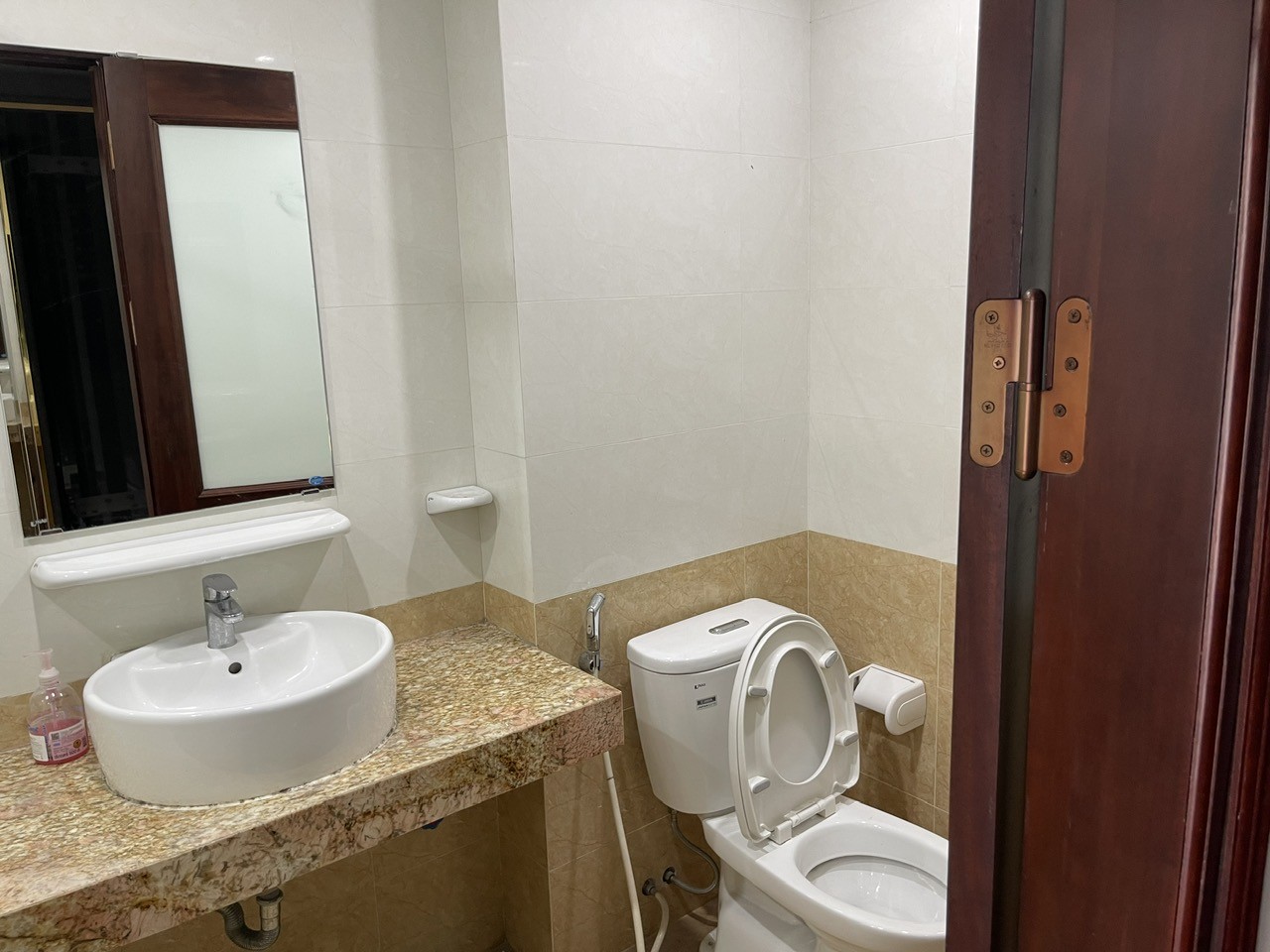 Nhà tôi cho thuê nhà hai cửa đi, mới, Hoàng Cầu, 99m2x 4T vỉa hè 31 Tr 3