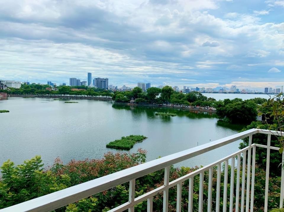 Cho thuê căn hộ 1PN tại Trúc Bạch, Ba Đình, rộng 60m2, có ban công, view hồ rất đẹp