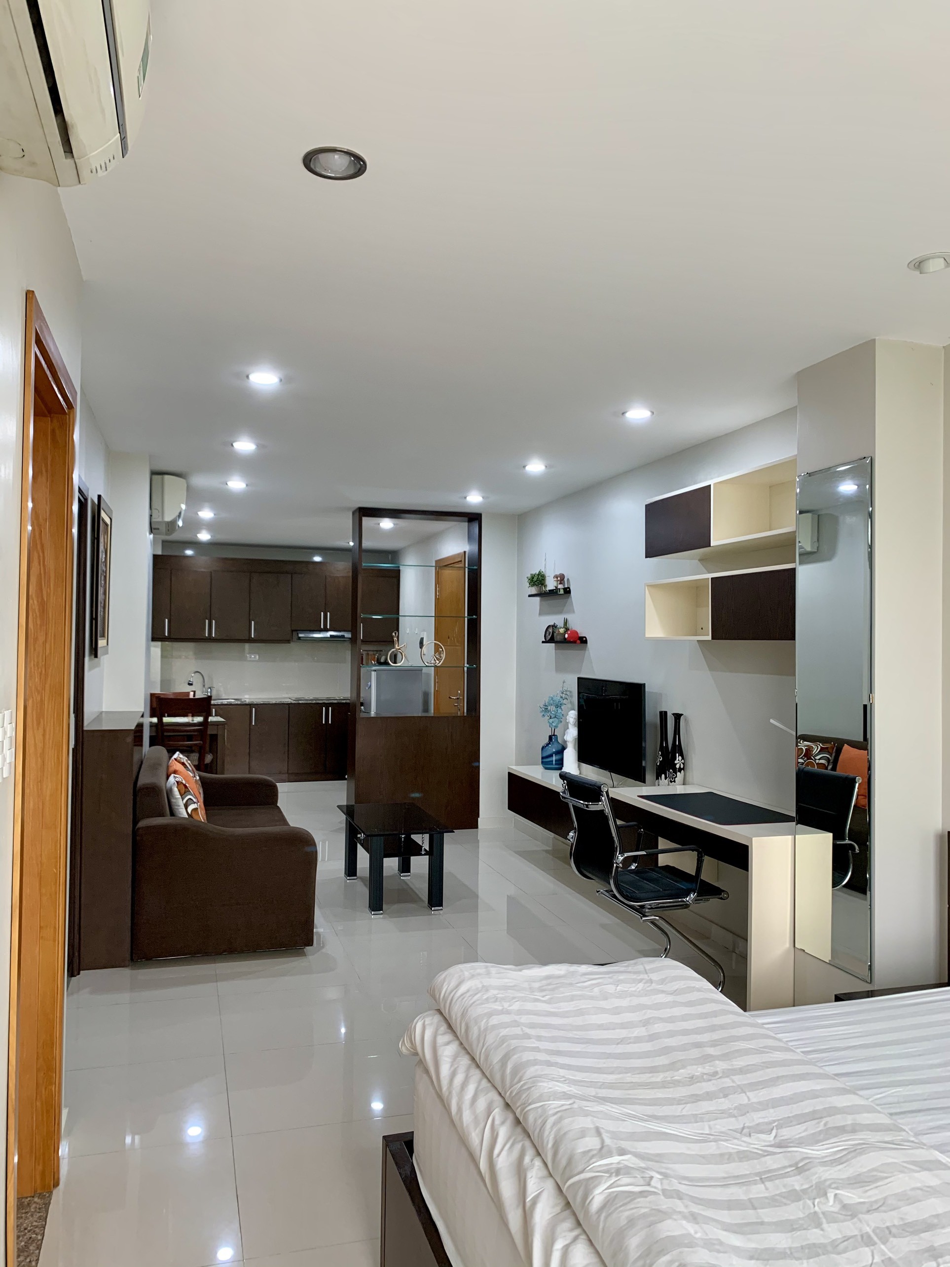 Cho thuê căn hộ 1PN tại Trúc Bạch, Ba Đình, rộng 60m2, có ban công, view hồ rất đẹp 5
