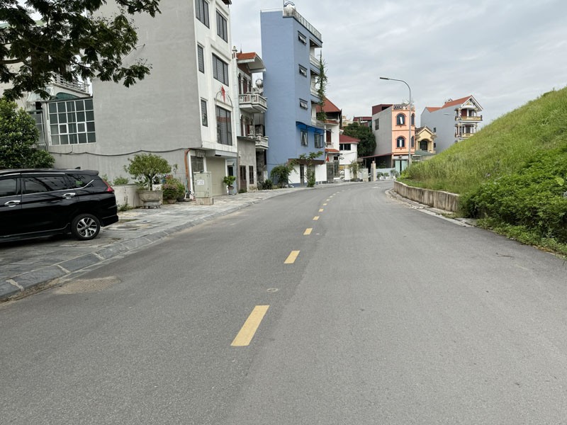 Đất mặt tiền đê Vàng 80,5m2, View sông Đuống, ô tô tránh, an sinh đỉnh!