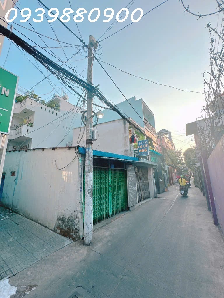 HXH sát Hoàng Hoa Thám, Bình Thạnh. Nhà cũ tiện xây mới. 2