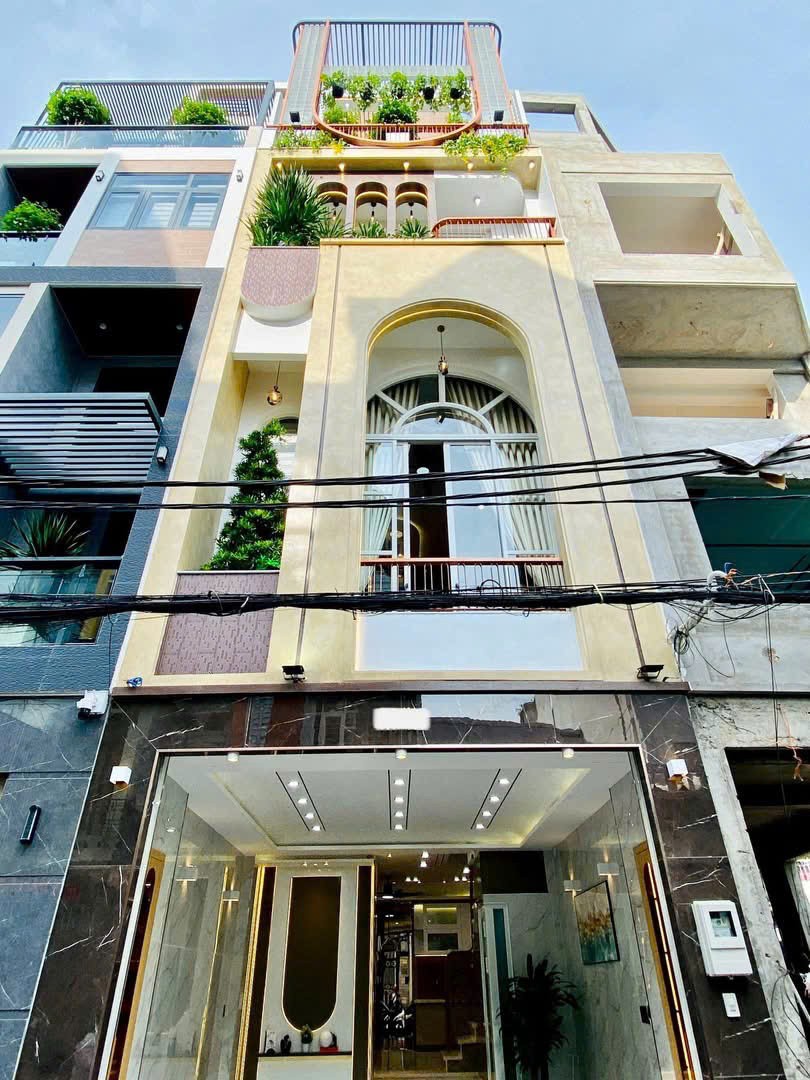 Không phải nhà nào cũng có thang máy, phòng xông hơi & gara – nhưng căn này có tất cả