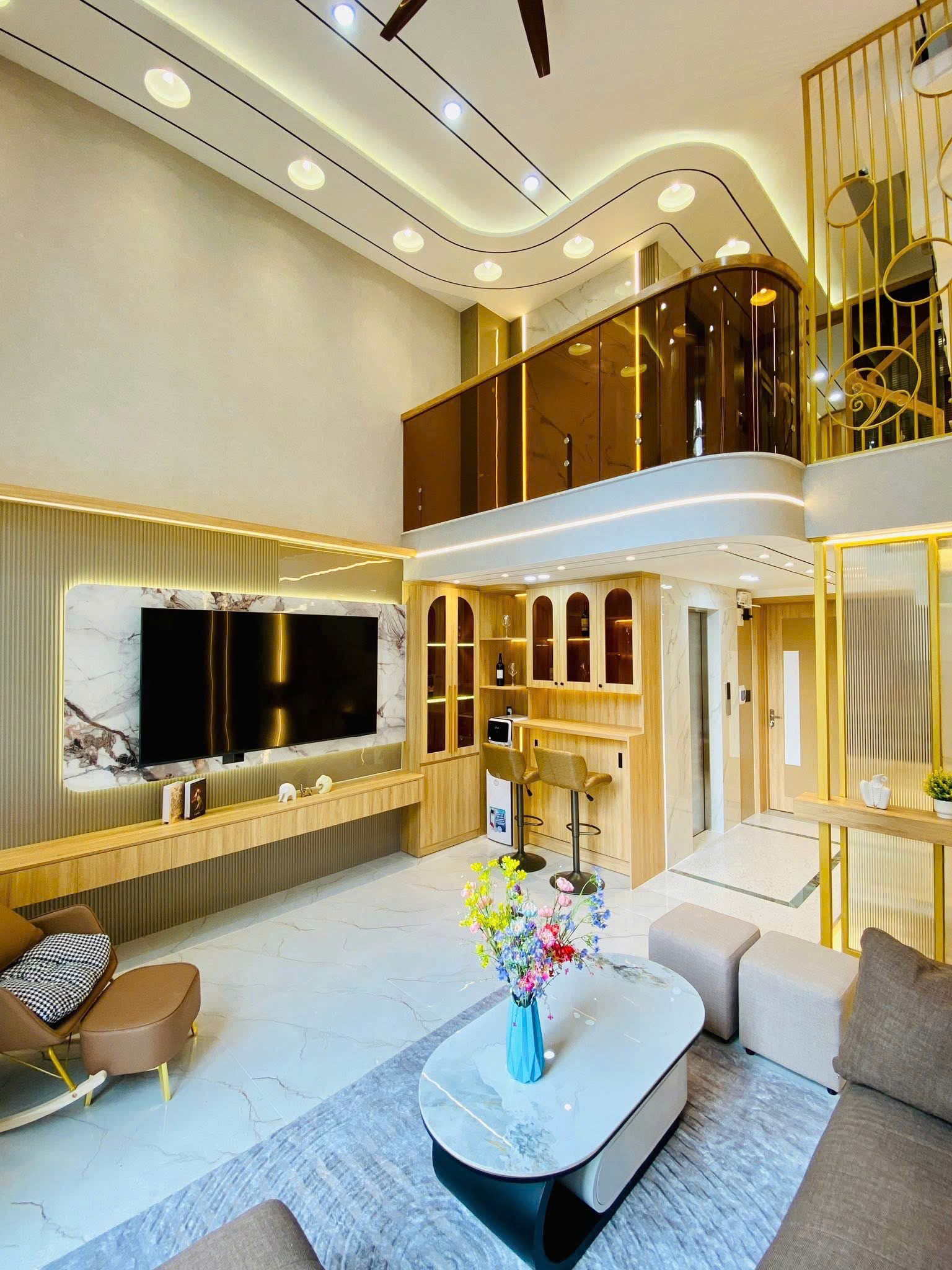 Không phải nhà nào cũng có thang máy, phòng xông hơi & gara – nhưng căn này có tất cả 7