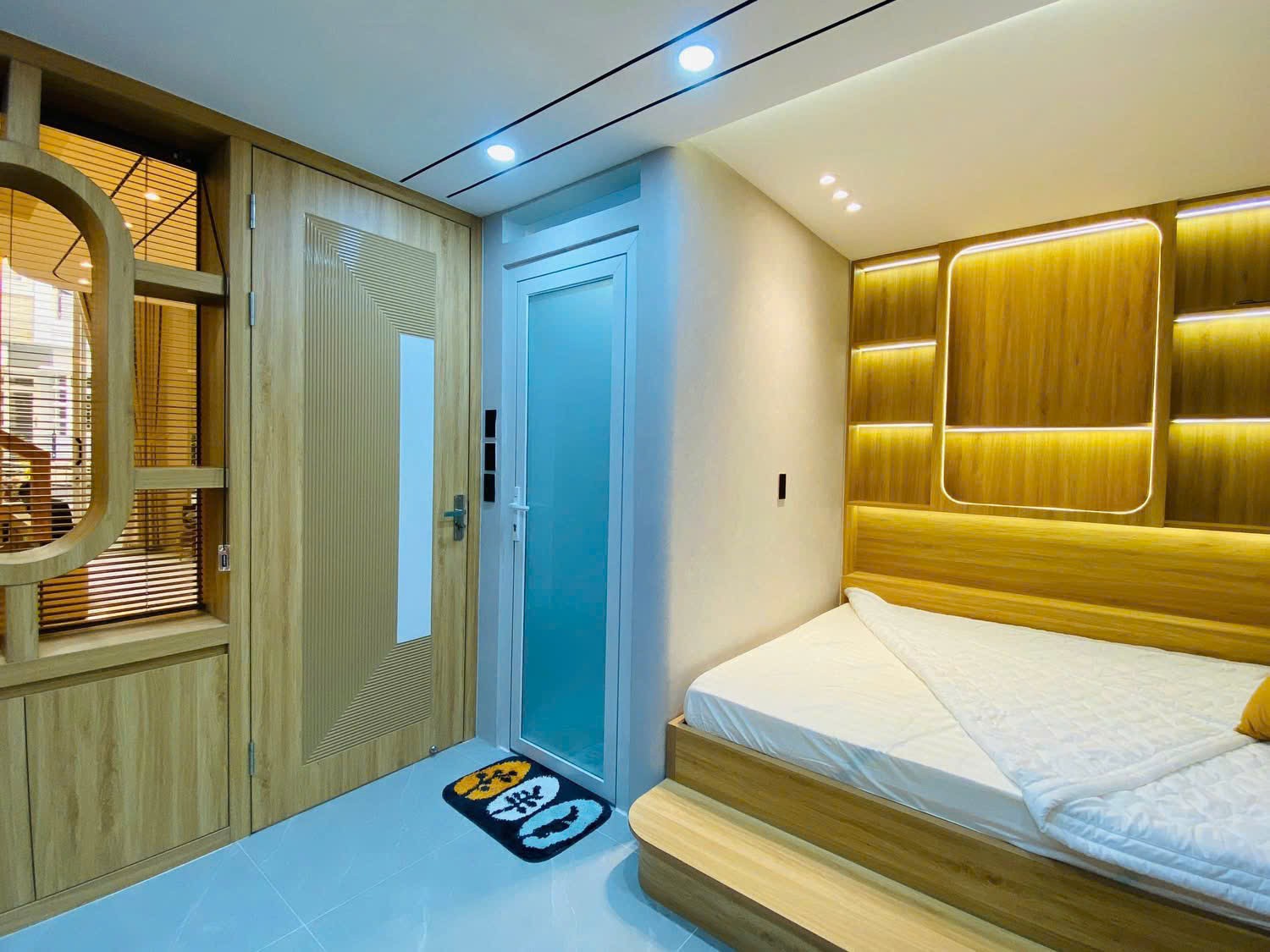 Không phải nhà nào cũng có thang máy, phòng xông hơi & gara – nhưng căn này có tất cả 9