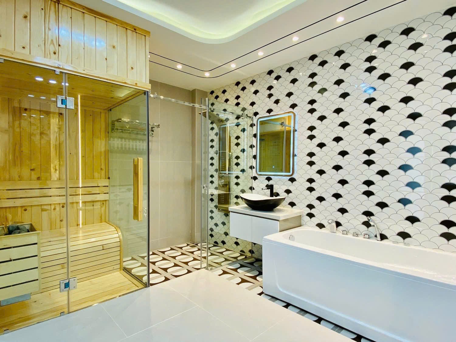 Không phải nhà nào cũng có thang máy, phòng xông hơi & gara – nhưng căn này có tất cả 15