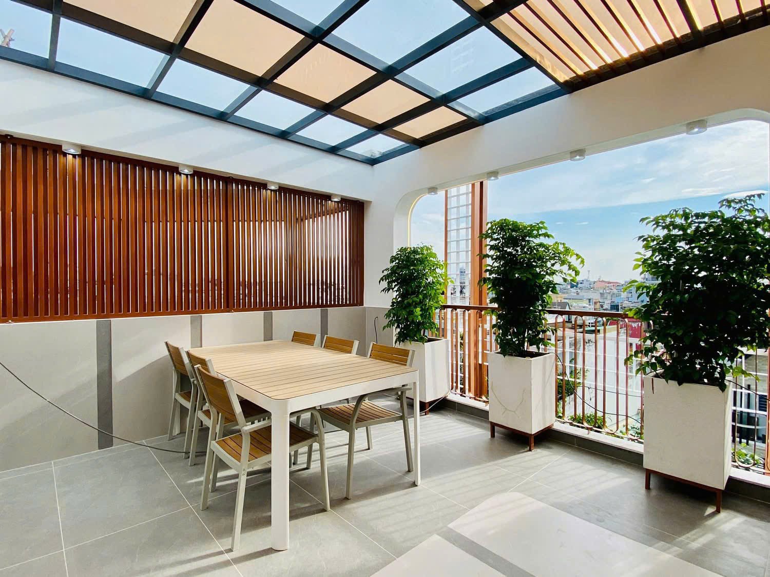 Không phải nhà nào cũng có thang máy, phòng xông hơi & gara – nhưng căn này có tất cả 17
