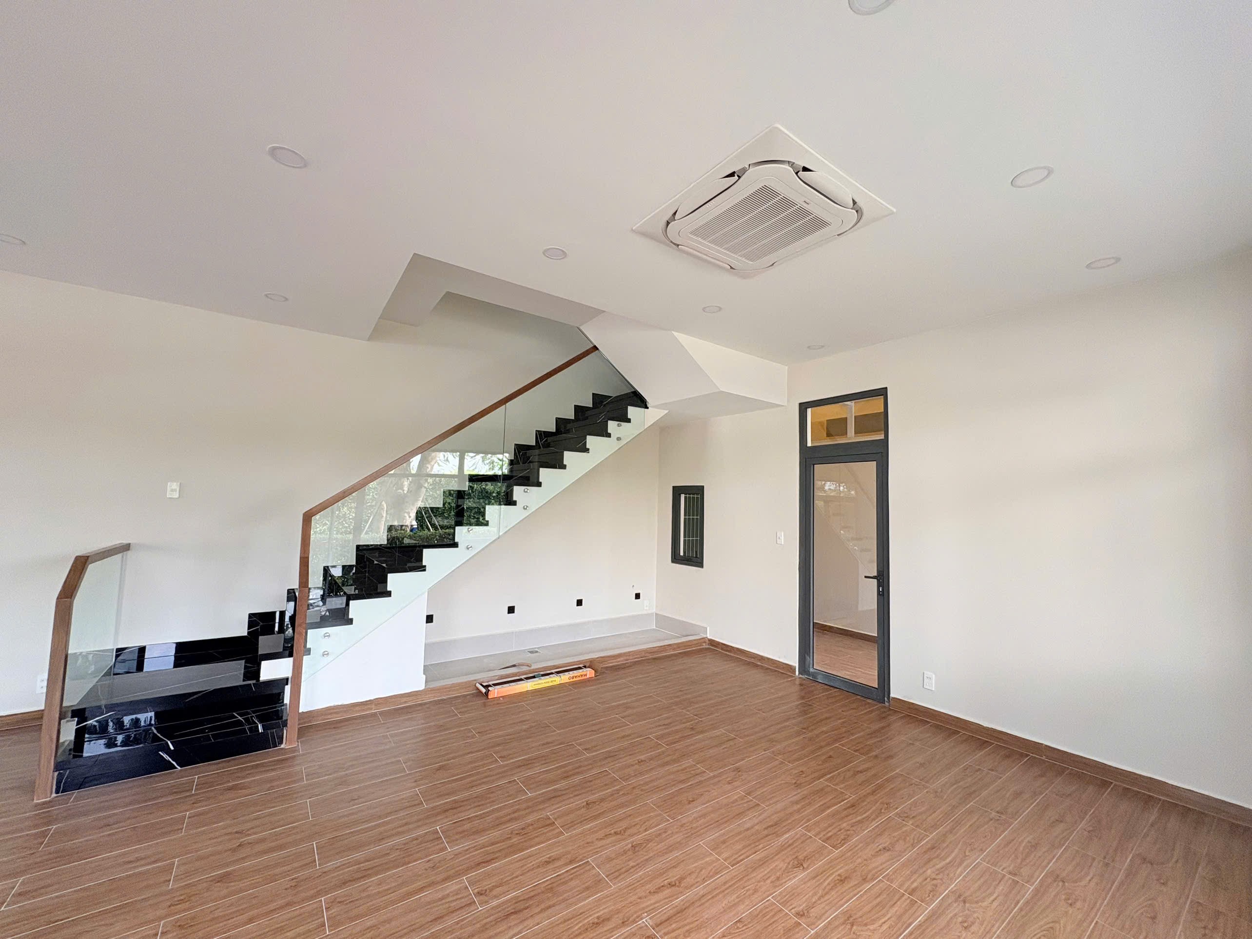 Cho thuê Nhà mặt tiền Phường Phú Hữu, Quận 9, Diện tích 136m², Giá 035 Triệu/tháng