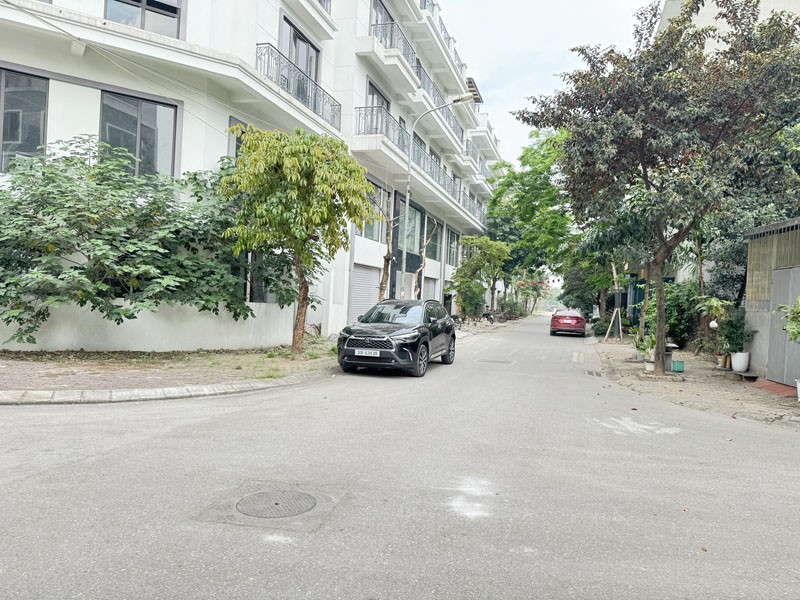 Cần bán 113m2 đất TĐC Trâu Quỳ, Gia Lâm. Đường trước rộng 11m, sau khe thoáng rộng 2,5m 2
