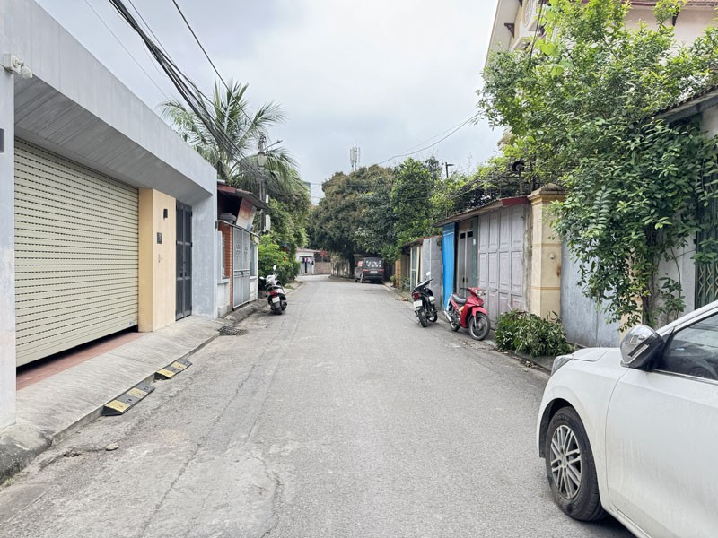 Bán Nhà 2 Tầng 161m2 Sân Vườn Tổ 12 Thạch Bàn – Ô tô Tránh, Gần Cổ Linh, Sổ Đỏ Lâu Dài