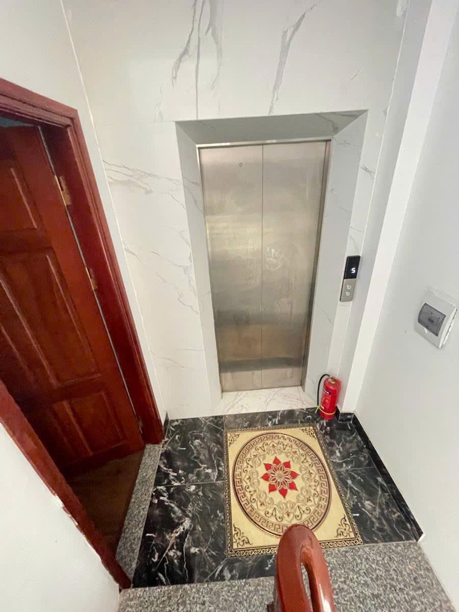 BÁN NHÀ HOÀNG ĐẠO THÀNH- Ô TÔ TẢI ĐỖ CỬA - THANG MÁY - NHÀ ĐẸP FULL NỘI THẤT 35m giá chỉnh 10 tỷ 3