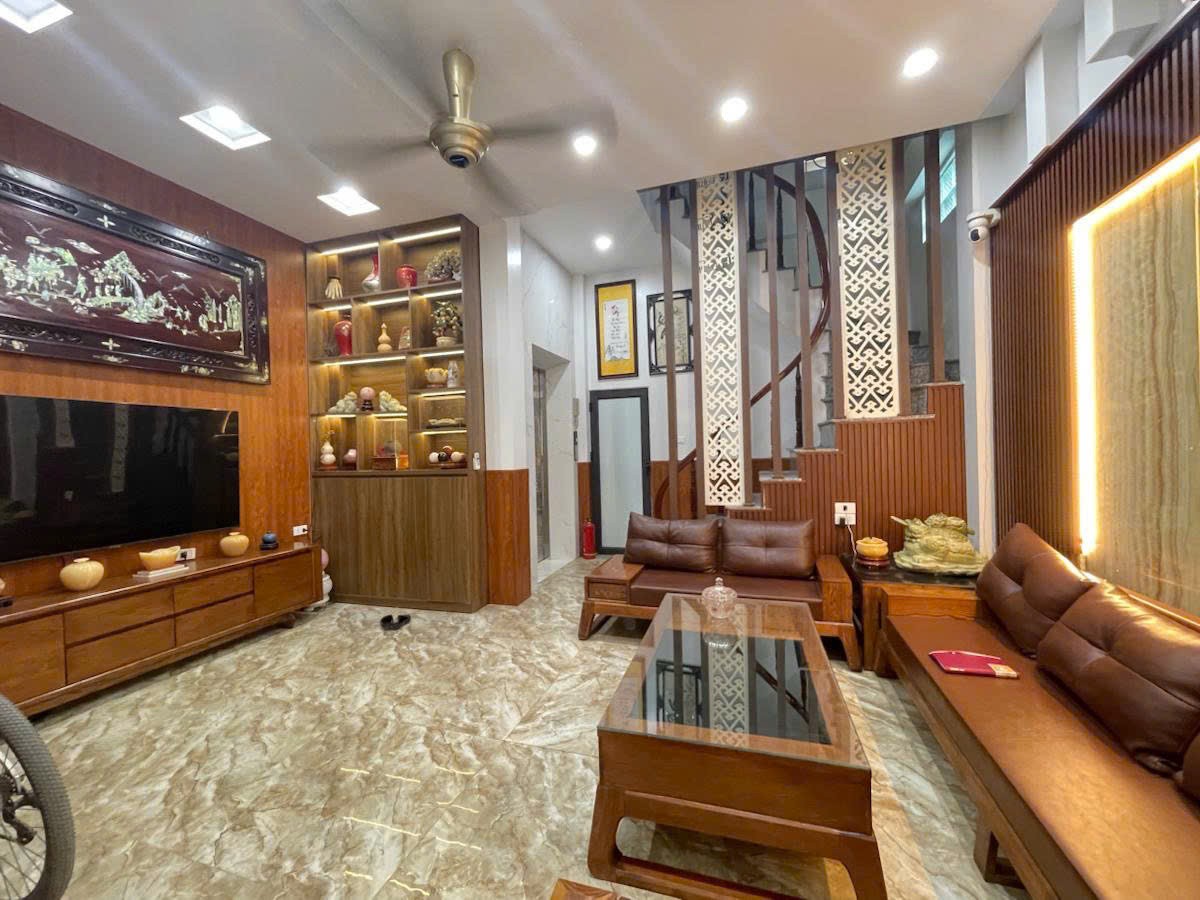 BÁN NHÀ HOÀNG ĐẠO THÀNH- Ô TÔ TẢI ĐỖ CỬA - THANG MÁY - NHÀ ĐẸP FULL NỘI THẤT 35m giá chỉnh 10 tỷ 5