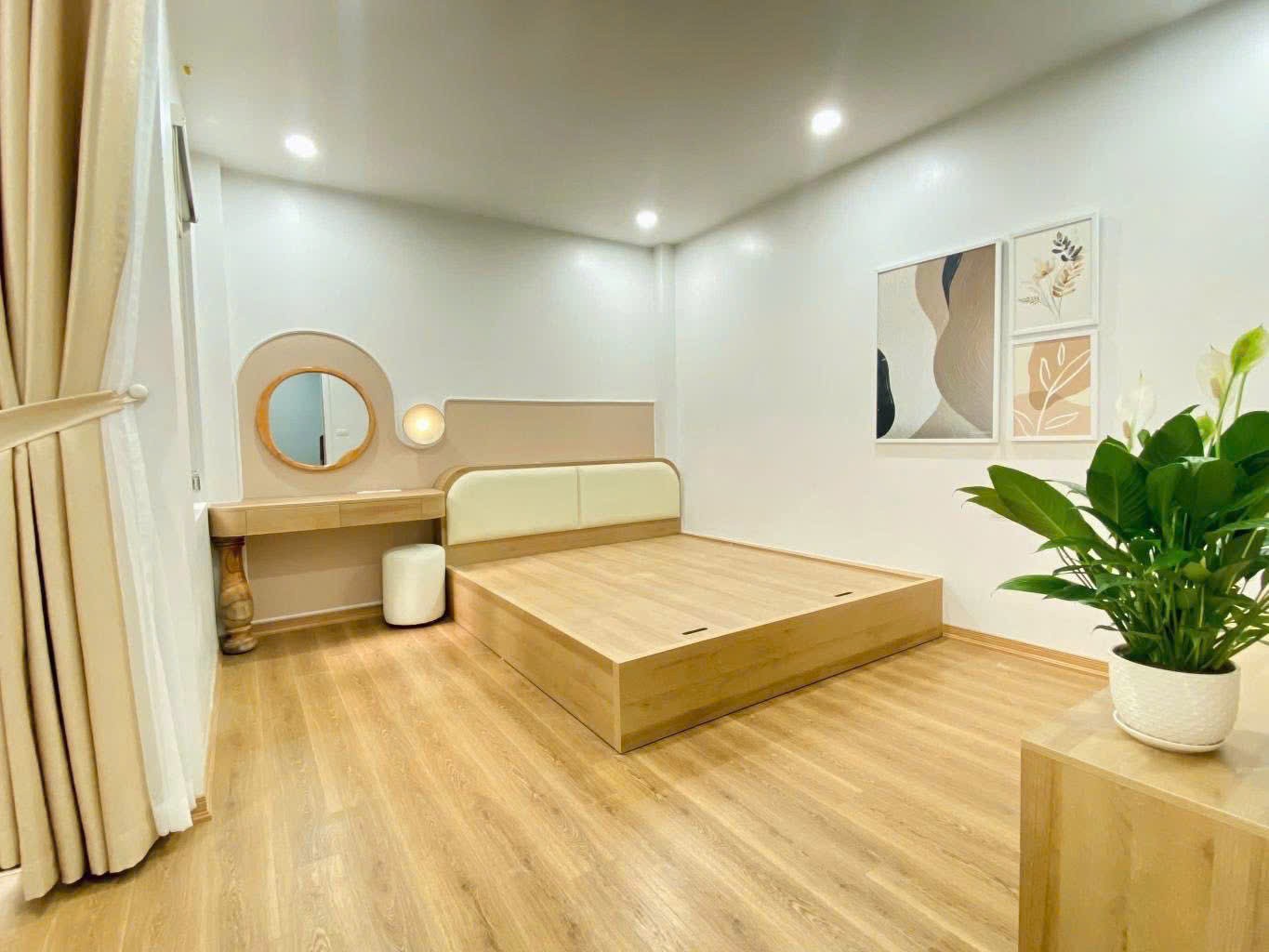 Gia đình tôi cần bán gấp nhà ngõ 201 Phúc Lợi, lô góc, 30m, mặt tiền rộng, 10m ra oto tránh, 4,95 3