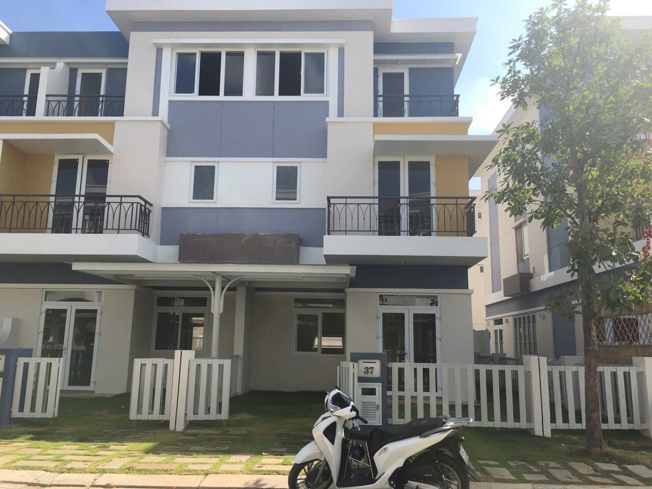 Biệt thự Rosita phú hữu Diện tích 176m, 3 tầng giá rẻ