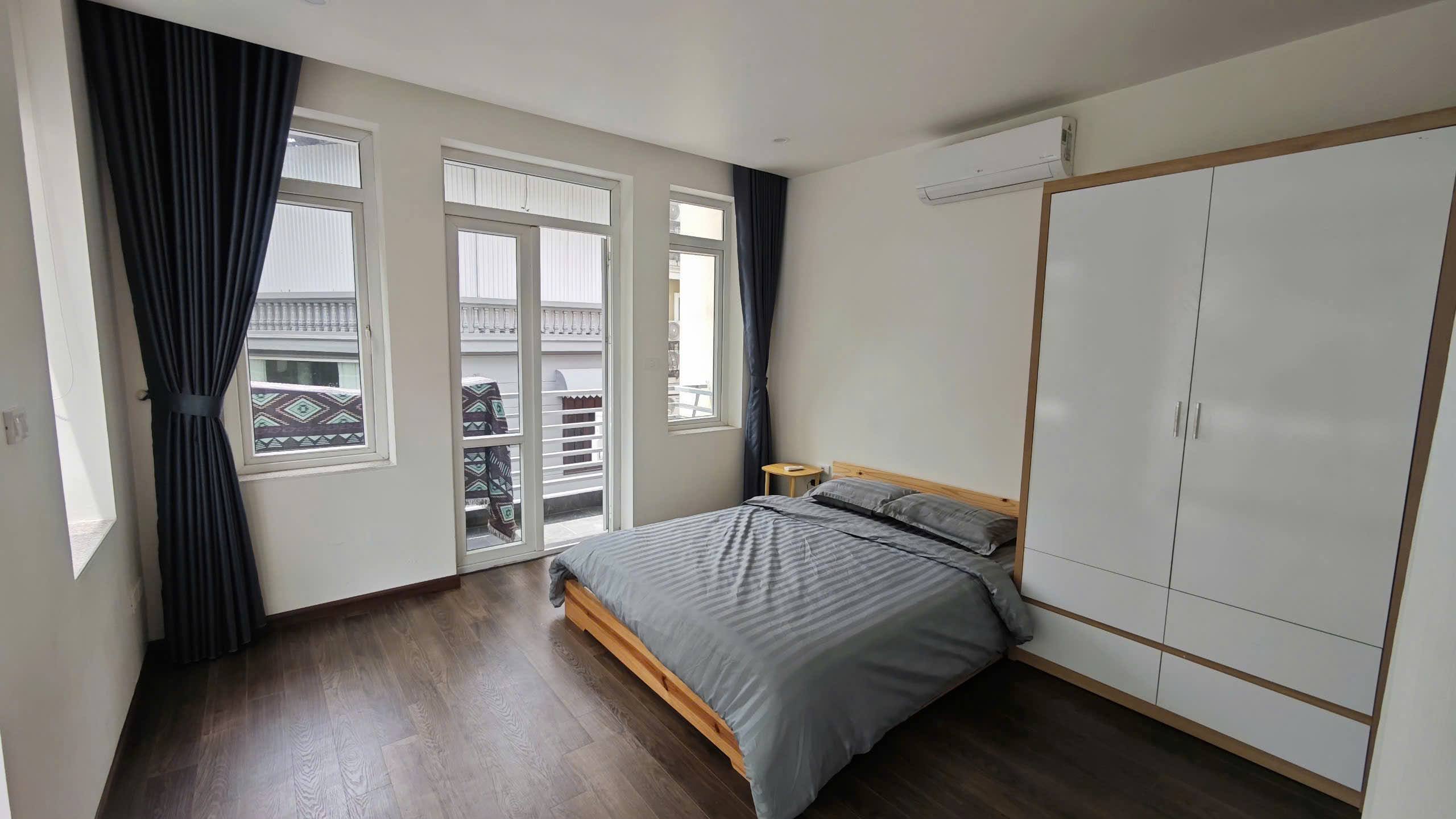 Cho thuê căn hộ 1PN rộng 50m2 tại Trúc Bạch, Ba Đình, đủ đồ đẹp, ban công sáng thoáng