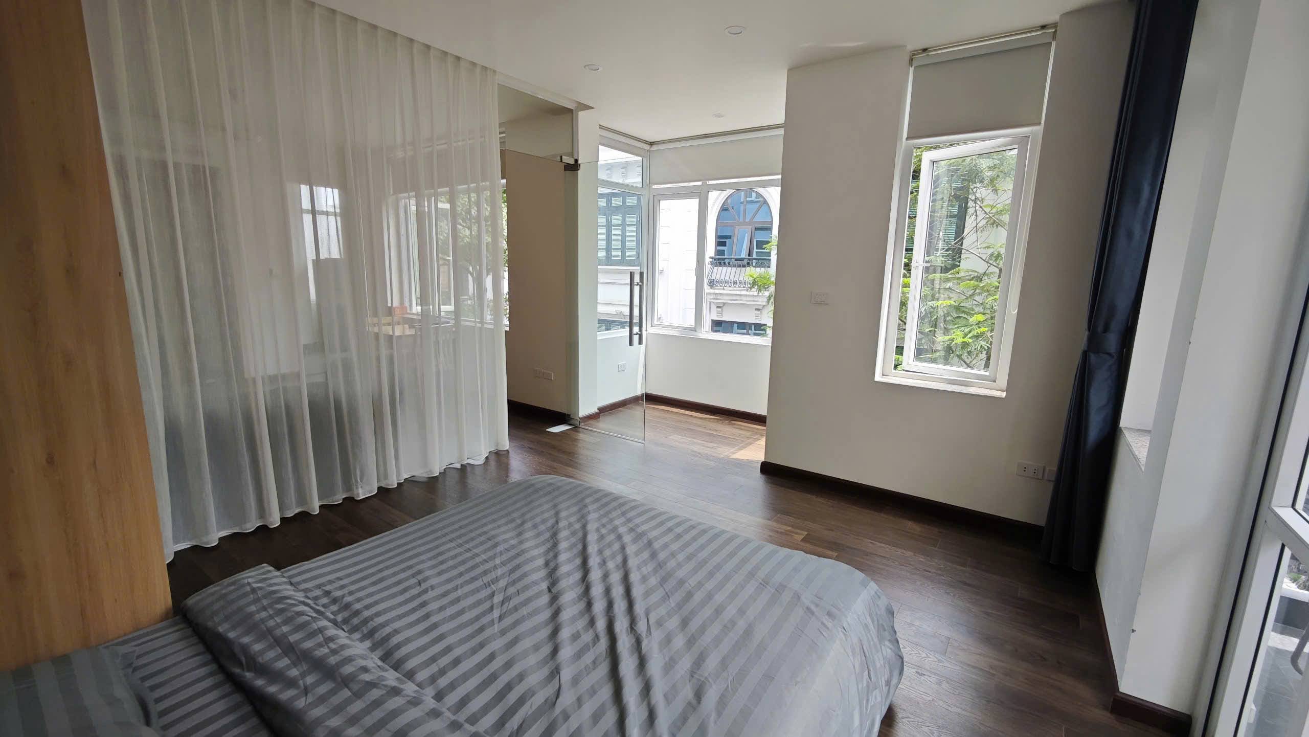 Cho thuê căn hộ 1PN rộng 50m2 tại Trúc Bạch, Ba Đình, đủ đồ đẹp, ban công sáng thoáng 2