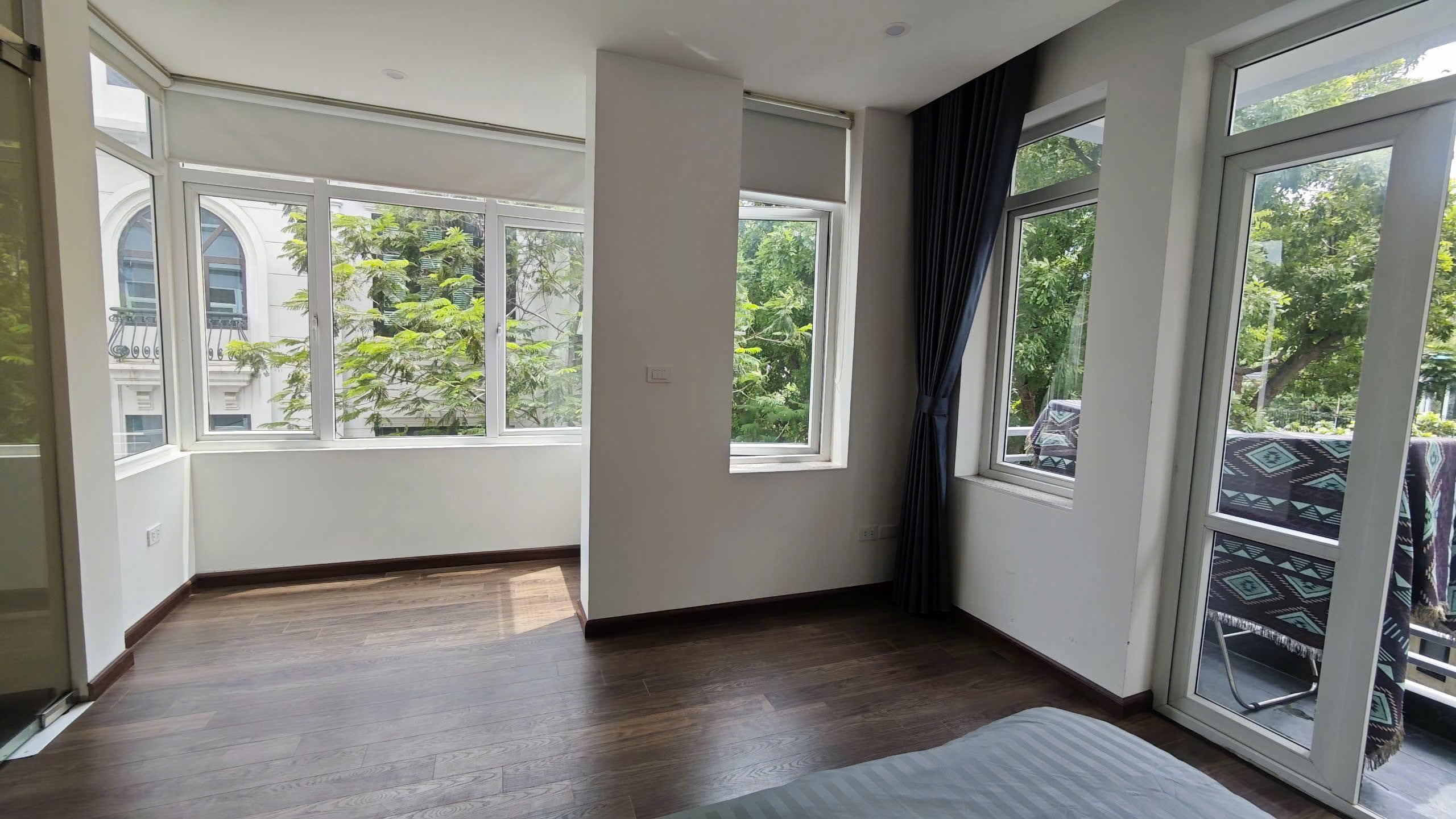 Cho thuê căn hộ 1PN rộng 50m2 tại Trúc Bạch, Ba Đình, đủ đồ đẹp, ban công sáng thoáng 3