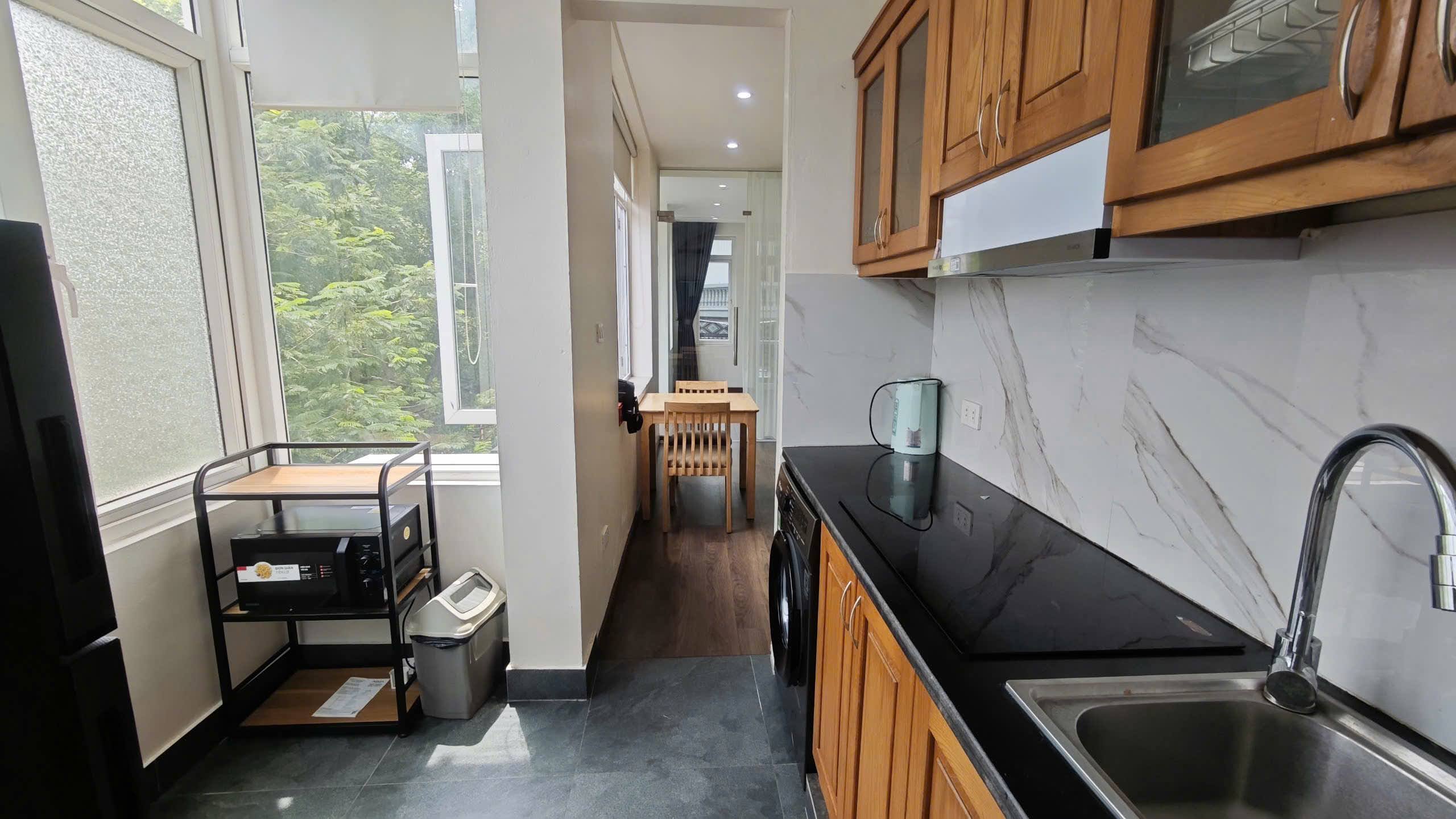 Cho thuê căn hộ 1PN rộng 50m2 tại Trúc Bạch, Ba Đình, đủ đồ đẹp, ban công sáng thoáng 7