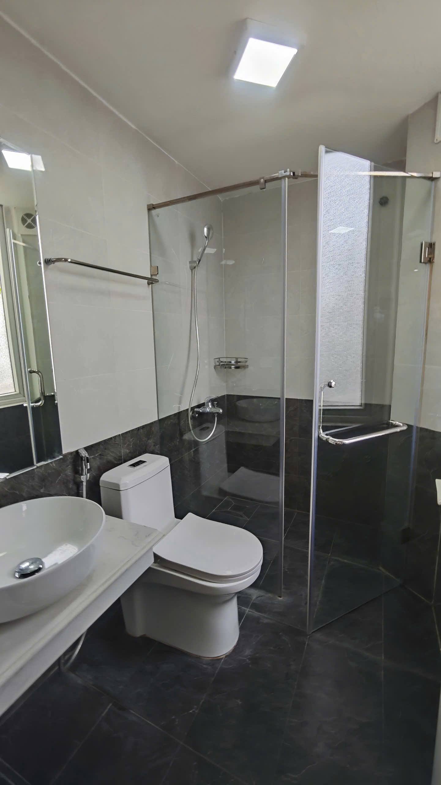 Cho thuê căn hộ 1PN rộng 50m2 tại Trúc Bạch, Ba Đình, đủ đồ đẹp, ban công sáng thoáng 9