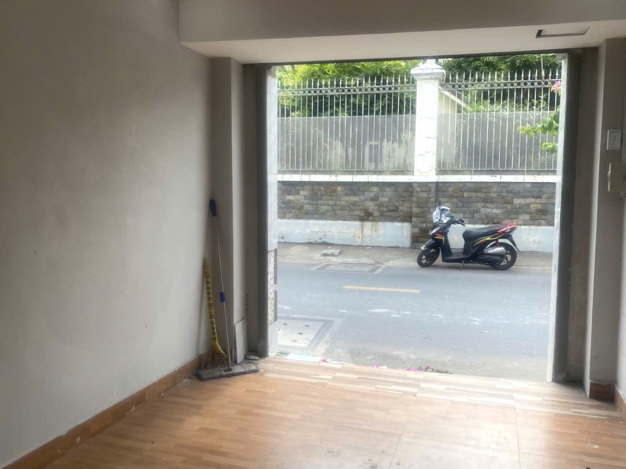 MẶT TIỀN SIÊU HIẾM, Quận 9, DTSd 55m2, cho thuê 9tr/tháng, chỉ 2ty hơn 3