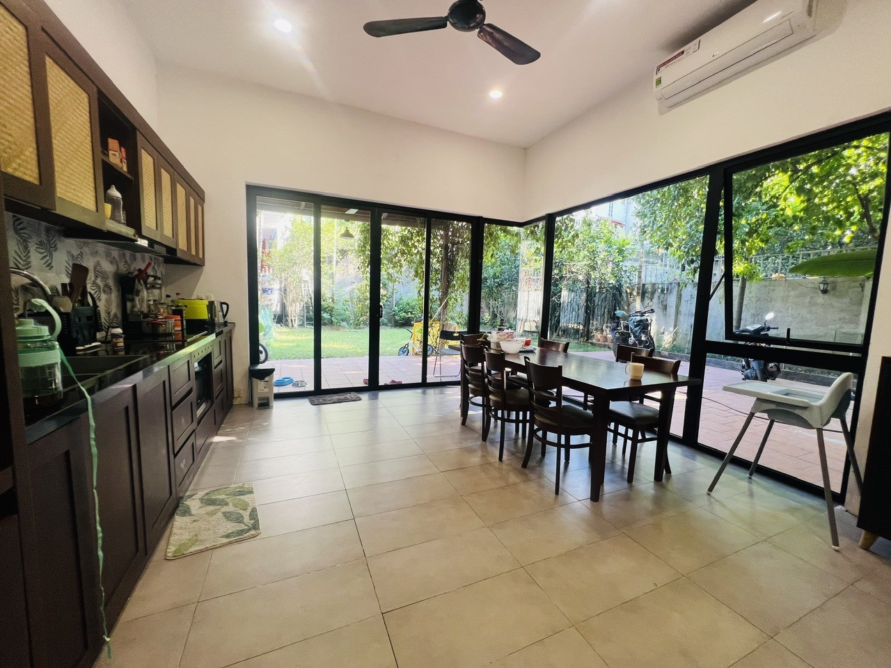 Cho thuê nhà riêng với sân vườn rộng, tổng 260m2, 4PN tại Đặng Thai Mai, Tây Hồ