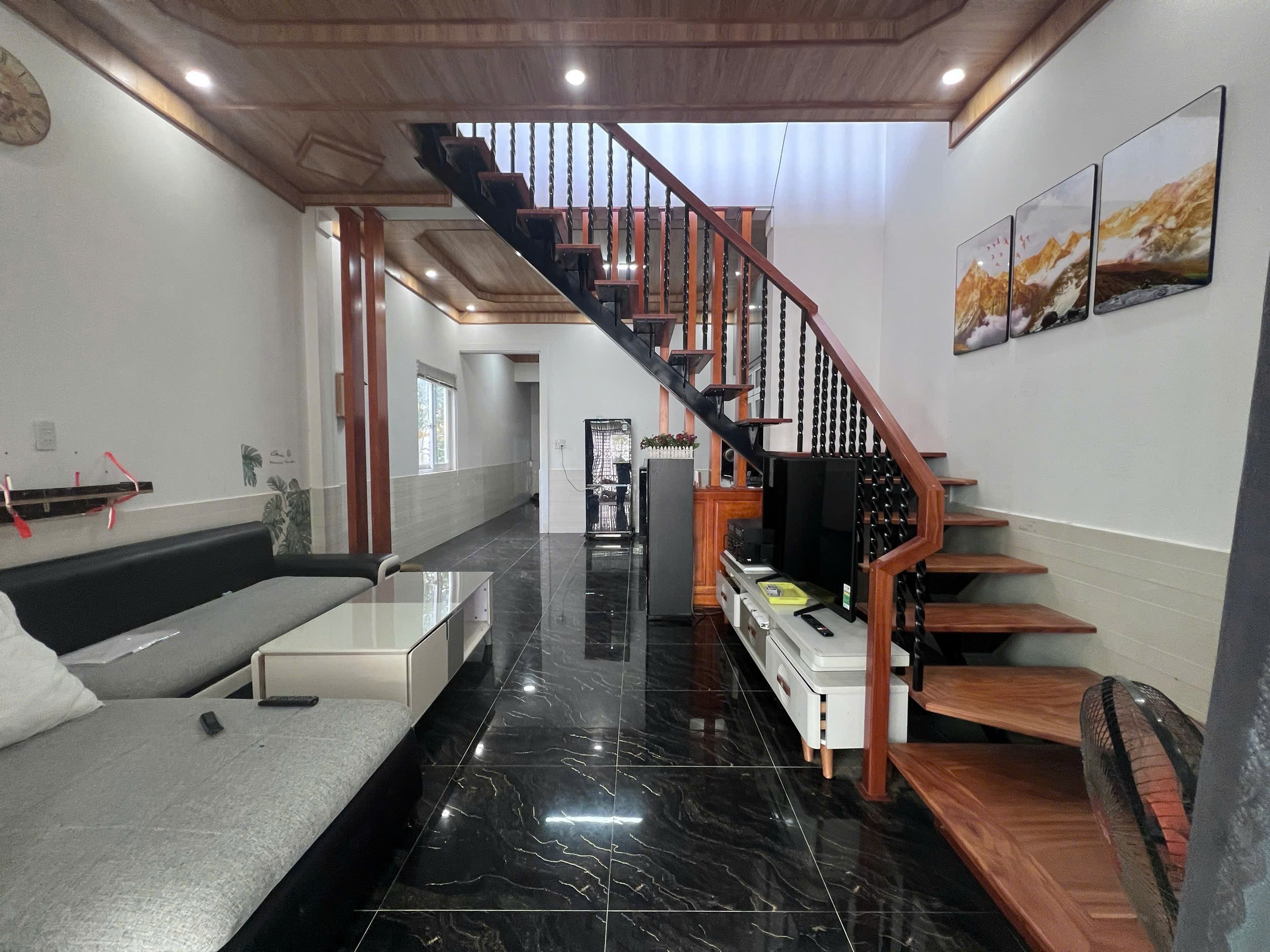 CHO THUÊ NHÀ HẺM Ô TÔ ĐƯỜNG 3 THÁNG TƯ P3 ĐÀ LẠT - 3PN FULL NỘI THẤT, SÂN ĐẬU XE 2