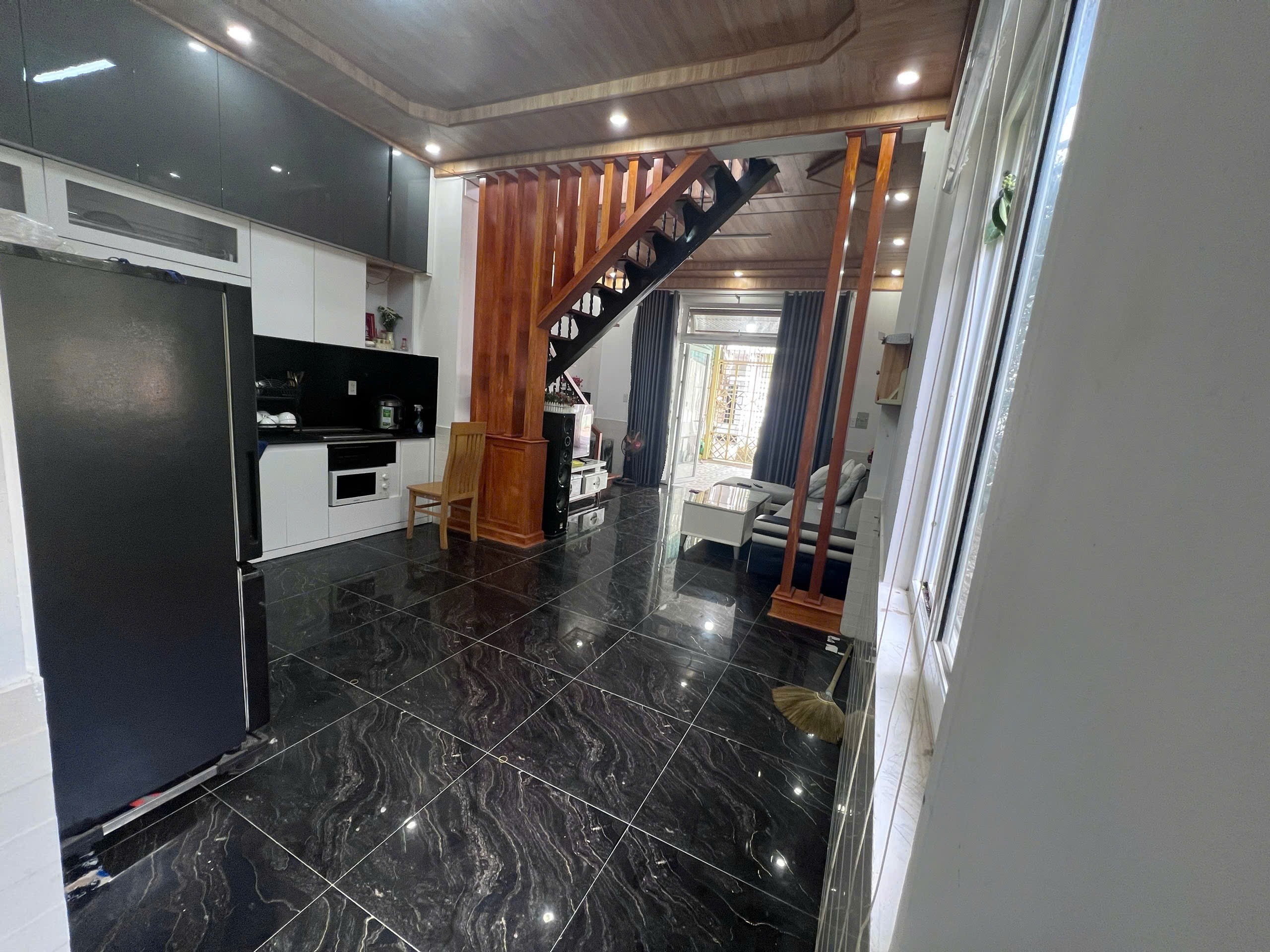 CHO THUÊ NHÀ HẺM Ô TÔ ĐƯỜNG 3 THÁNG TƯ P3 ĐÀ LẠT - 3PN FULL NỘI THẤT, SÂN ĐẬU XE 5