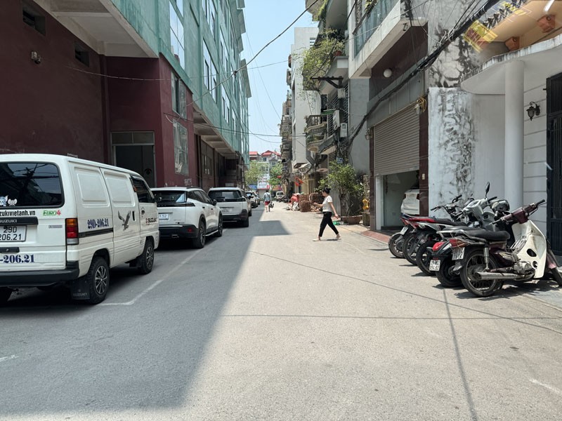 Cần bán 95m2 tặng nhà 4 tầng cũ, đối diện chợ Việt Hưng. Cách 20m ra phố Ngô Gia Tự 6