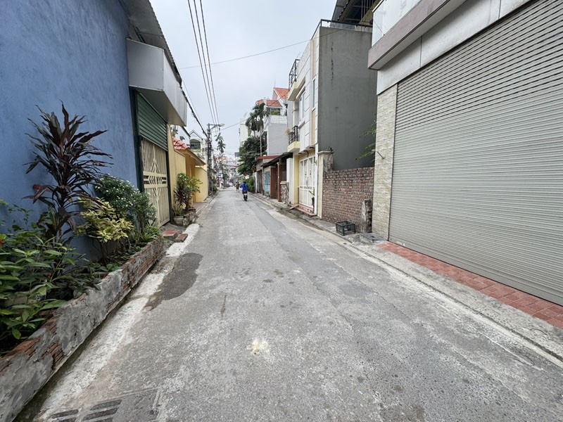 Đất Đẹp Kẻ Tạnh, Giang Biên 43,7m2 - Ô Tô vào, bên hông có khe thoáng, sát chợ & trường học