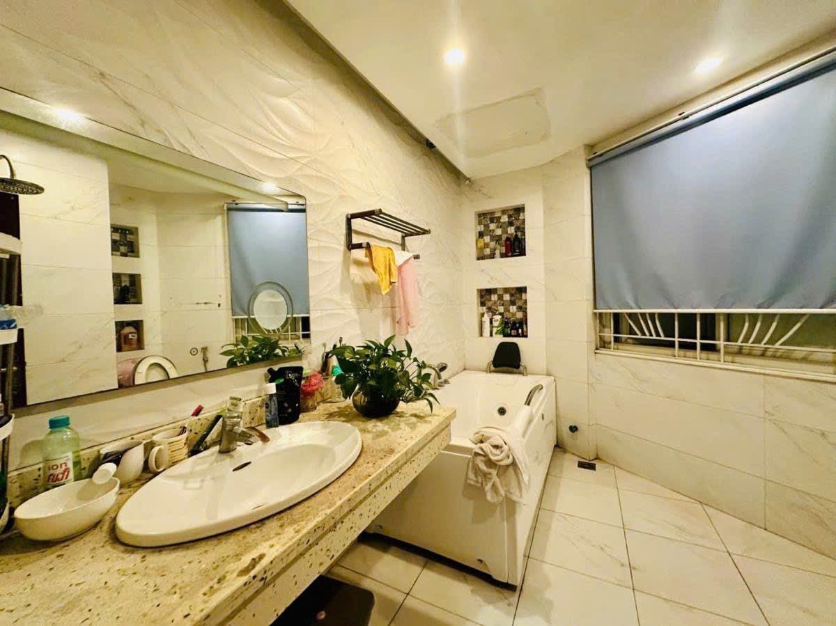 Cần bán Nhà mặt tiền đường Lạc Long Quân, Phường Nhật Tân, Diện tích 110m², Giá 33 Tỷ 14