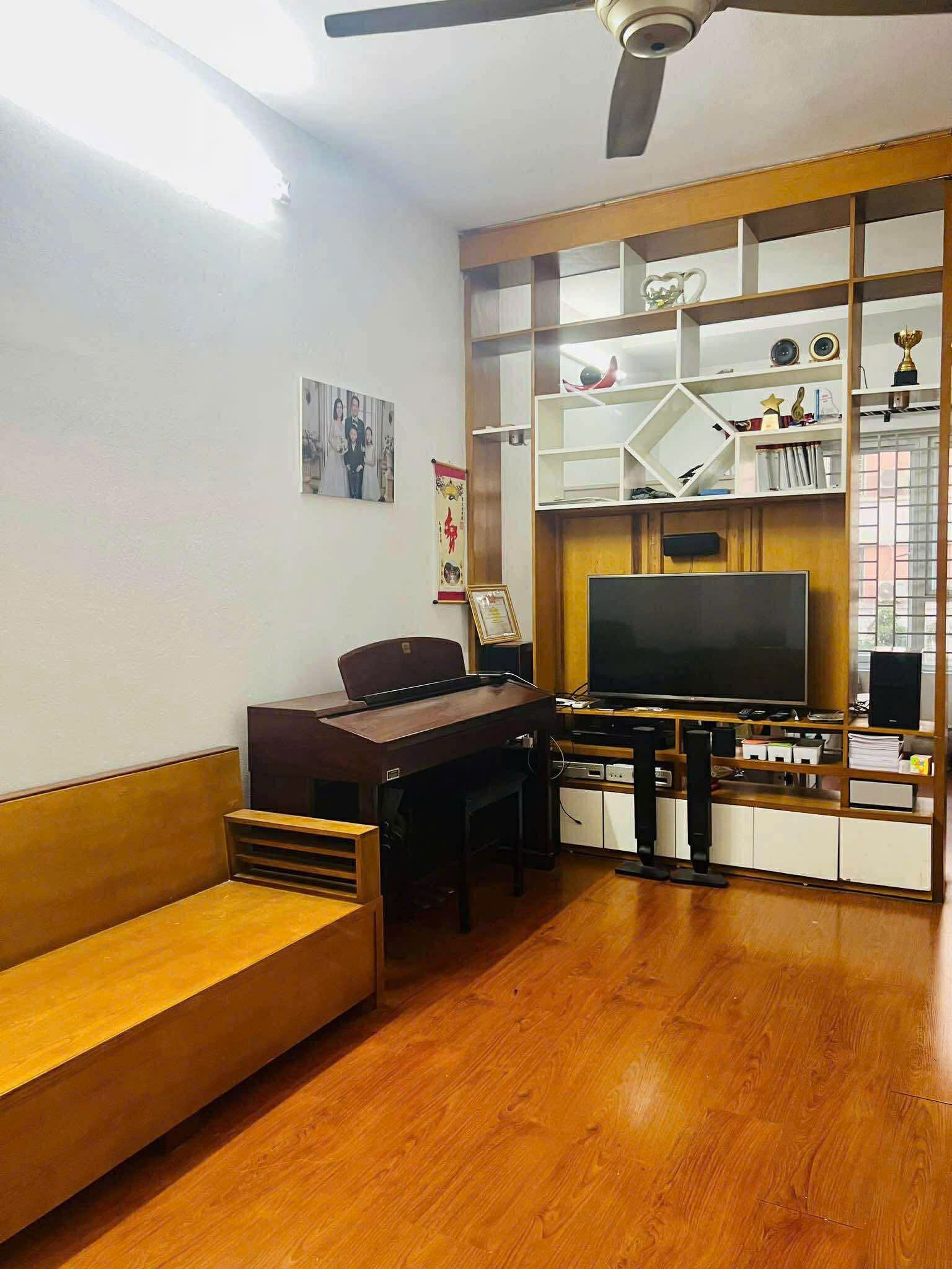 Bán căn hộ Đặng Xá, full đồ, ban công ĐN, giá nhỉnh 1.9 tỷ. LH: 0379483926 3