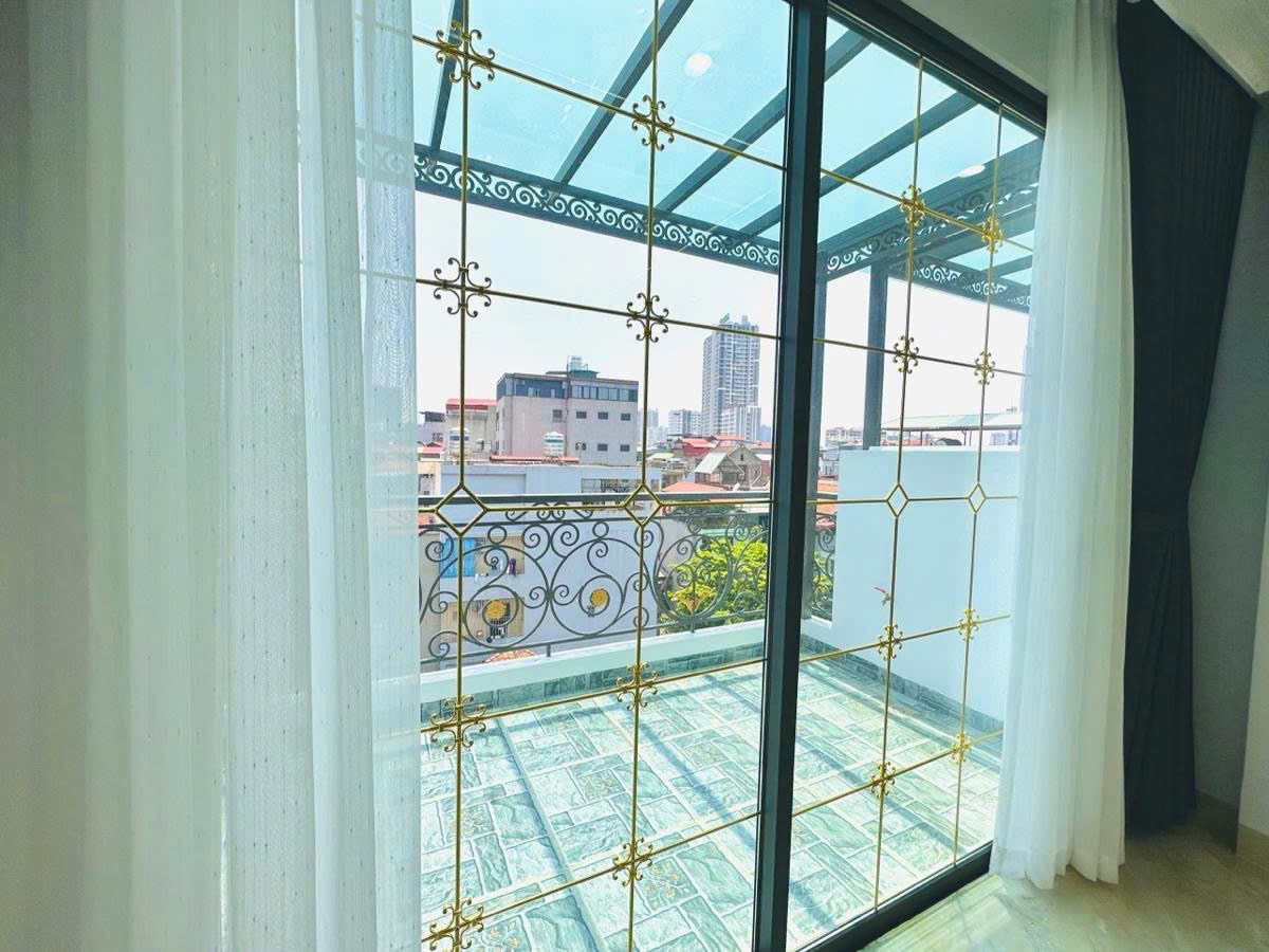 BÁN NHÀ MỚI XÂY 6 TẦNG THANG MÁY  NGÕ 68 CẦU GIẤY , LÔ GÓC , THIẾT KẾ HIỆN ĐẠI , GẦN PHỐ , Ở NGAY 5