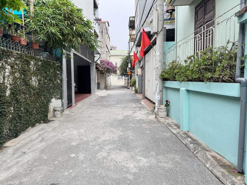 Bán 105m2 nhà cấp 4 tổ 7 Giang Biên. Đường ô tô tránh xe máy, gần hồ điều hòa, công viên & chợ