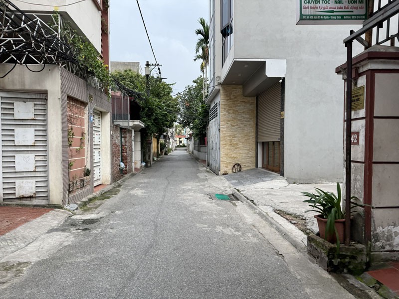 Bán 105m2 nhà cấp 4 tổ 7 Giang Biên. Đường ô tô tránh xe máy, gần hồ điều hòa, công viên & chợ 5