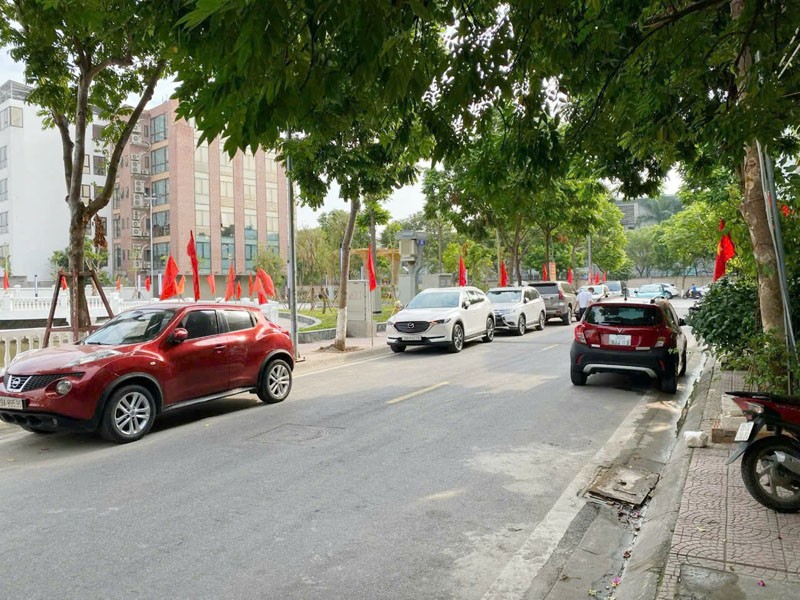 Cần bán 75,2m2 đất mặt phố 111 Lâm Hạ, Bồ Đề - View công viên, hồ điều hòa