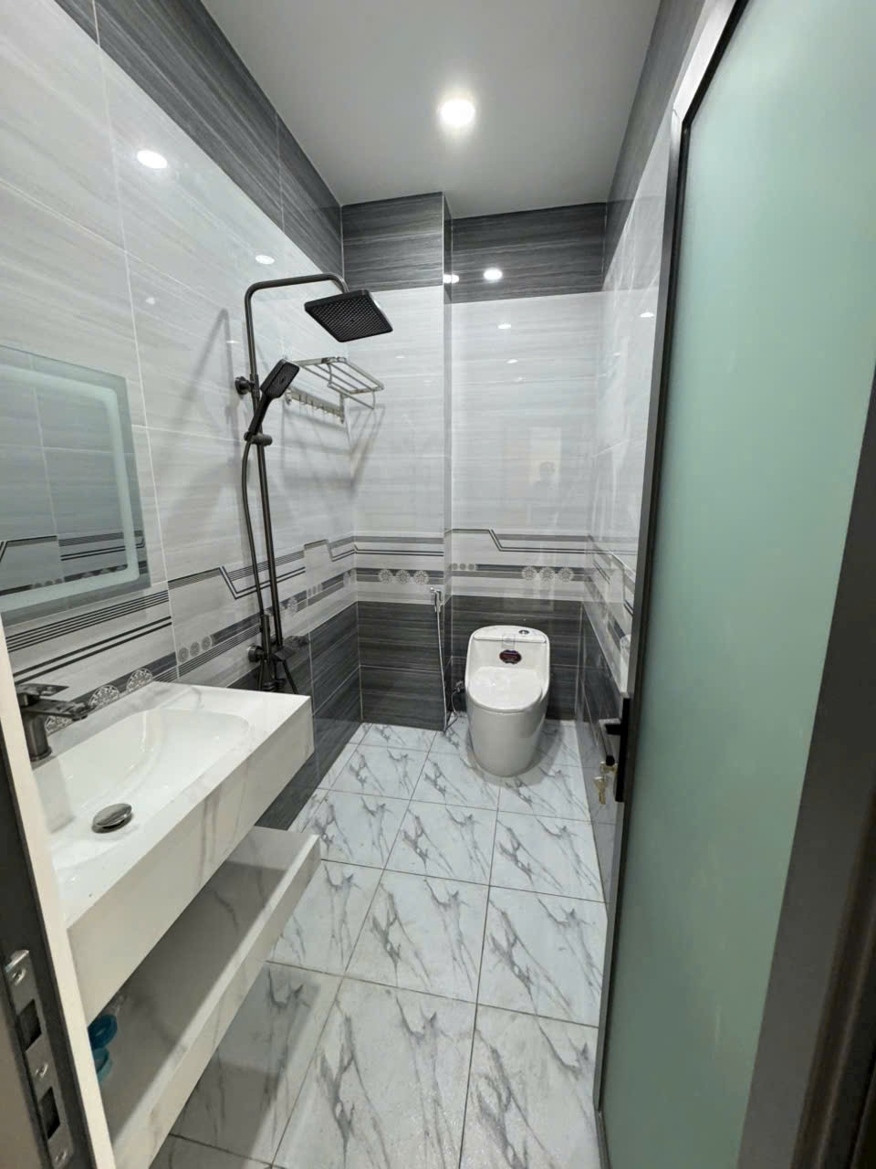 Nhà đẹp hẻm Bình Thành, Bình Hưng Hòa B dt 64m2 3 lầu 5pn 6wc giá 6,5 tỷ 8