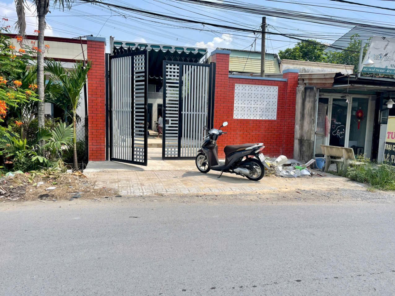 Nhà mặt tiền Lê Thị Bay, xã Tân Thạnh Đông dt 329m2 2 lầu 7pn 3wc giá 5,5 tỷ 2
