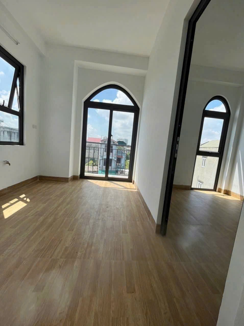 NHÀ ĐẸP LÔ GÓC 42m – 4 NGỦ – GẦN VINHOMES LONG BIÊN – NHỈNH 5 TỶ 4