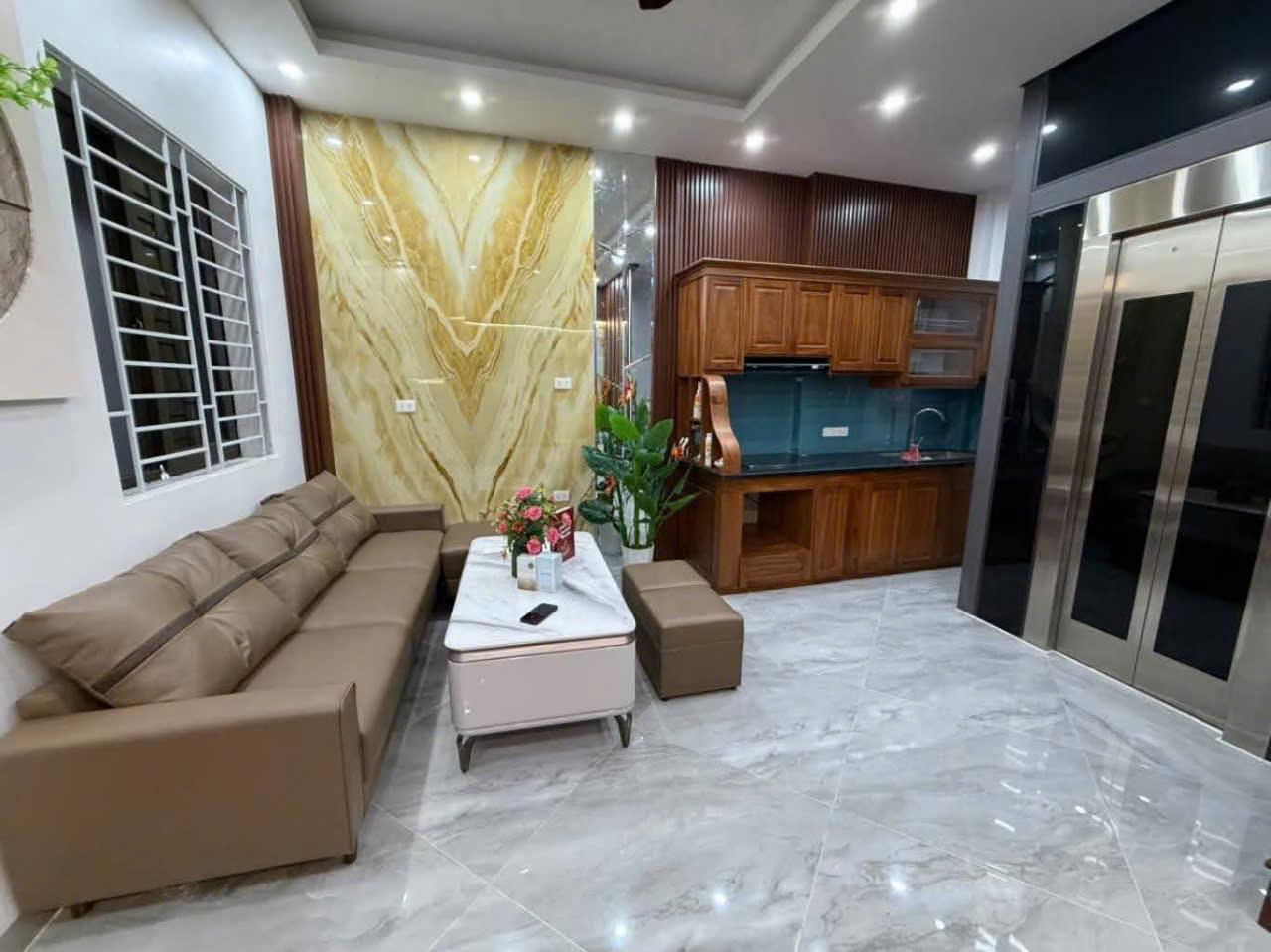 PHẠM VĂN ĐỒNG - TẦNG THANG MÁY - KINH DOANH SẦM UẤT
