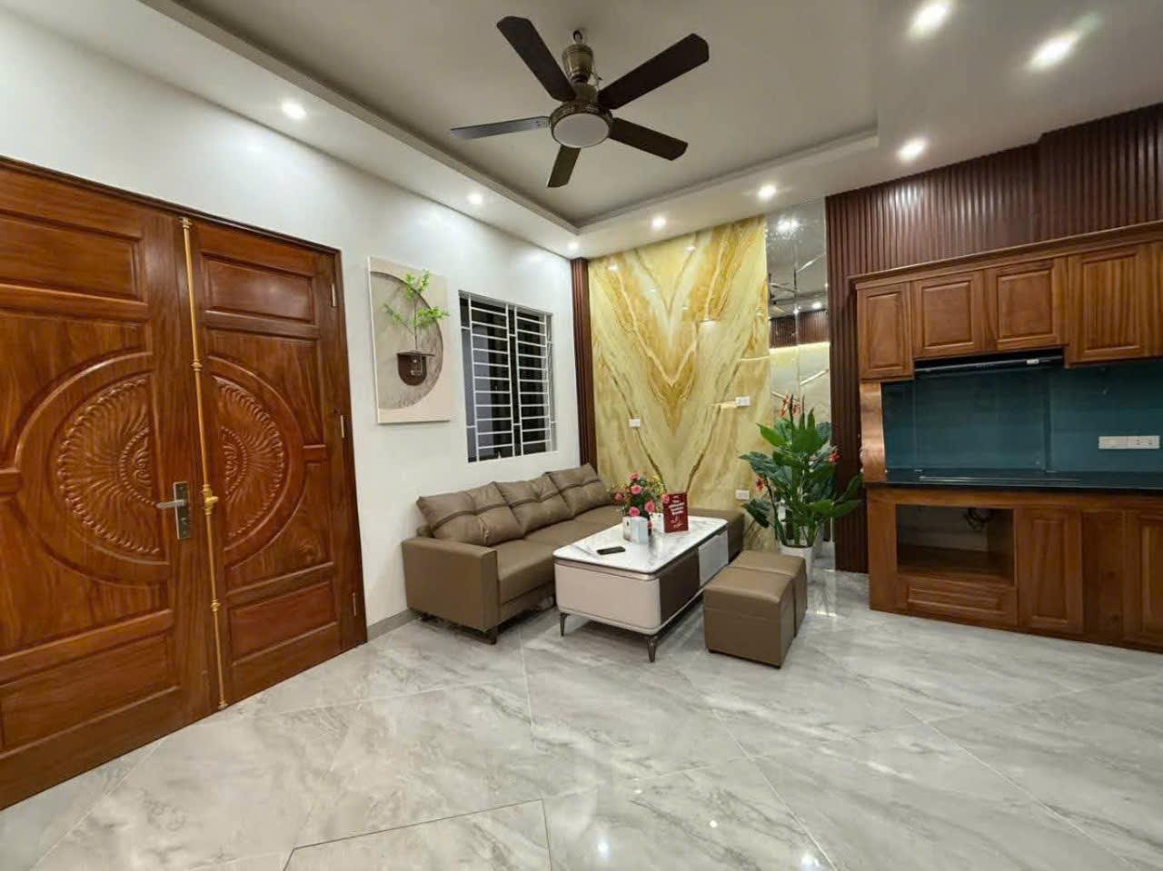 PHẠM VĂN ĐỒNG - TẦNG THANG MÁY - KINH DOANH SẦM UẤT 2