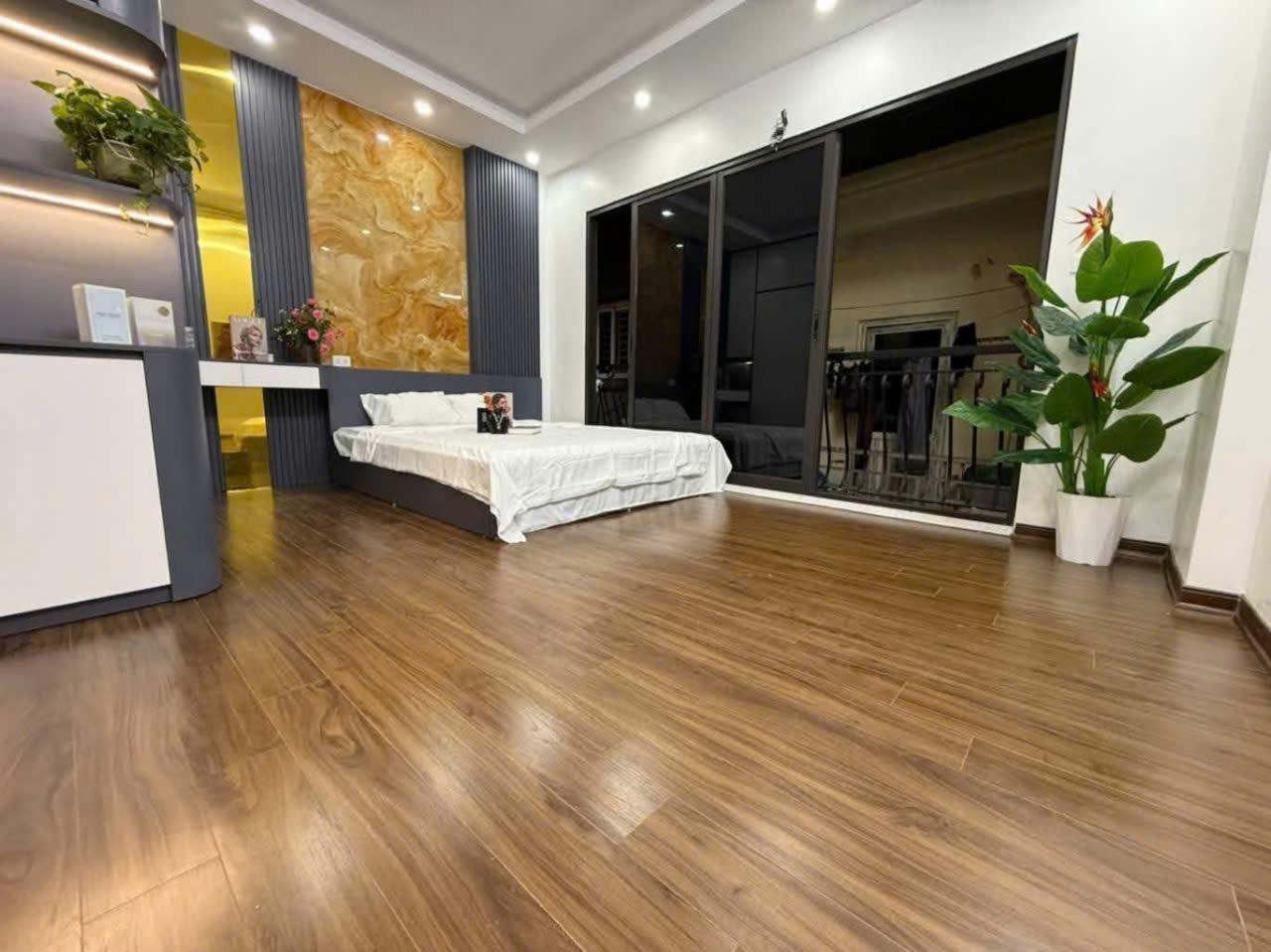 PHẠM VĂN ĐỒNG - TẦNG THANG MÁY - KINH DOANH SẦM UẤT 3