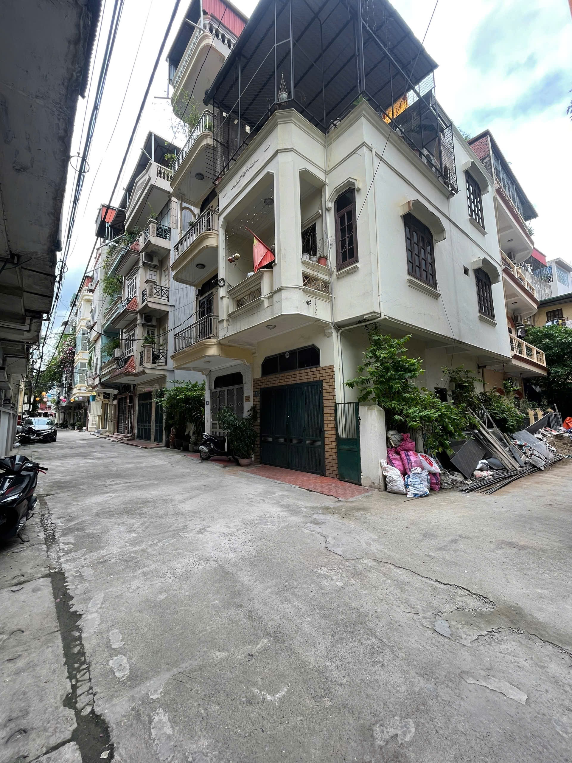 NHỈNH 10 TỶ- nhà Phân Lô MINH KHAI, Hai Bà Trưng, lô góc, Ô tô vào nhà. 2