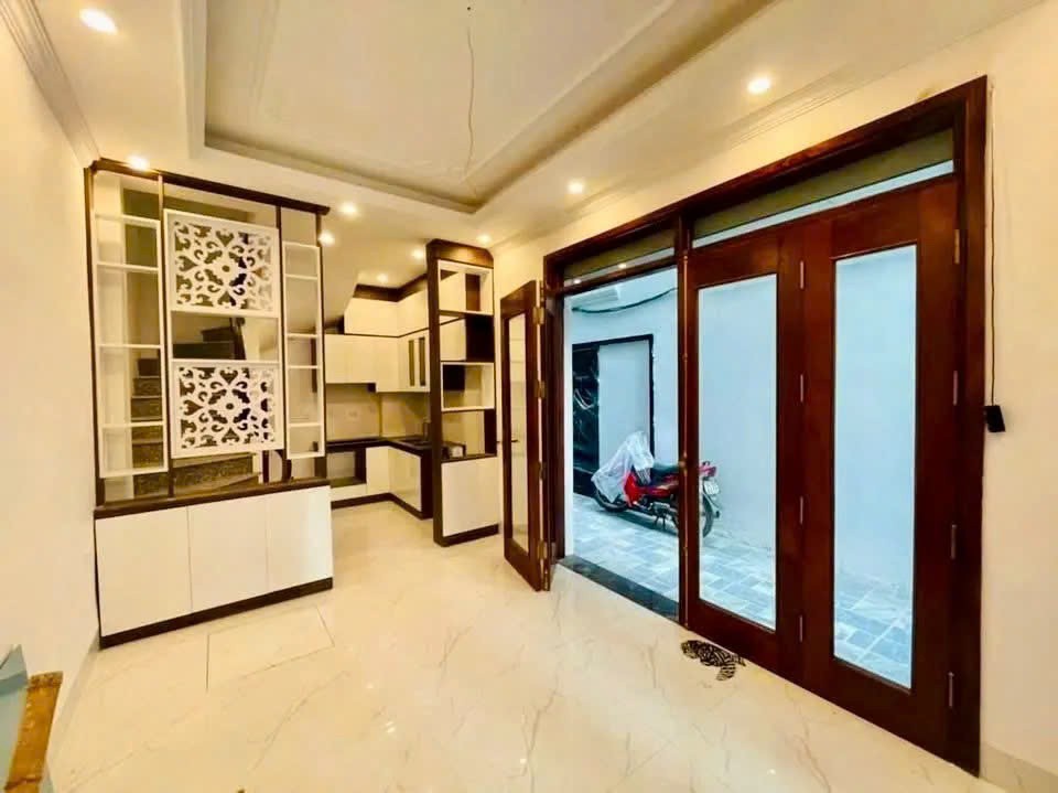 BÁN NHÀ MỚI Phố Nguyễn Văn Cừ 30m2X  5 tầng,mặt  tiền 3.5m, 6.4 tỷ Long Biên. 2