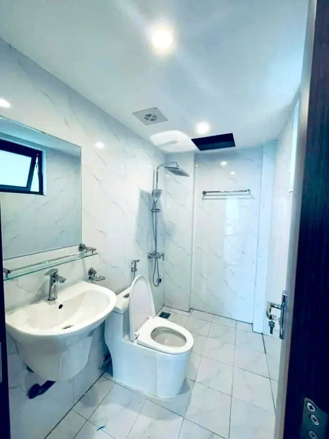 BÁN NHÀ MỚI Phố Nguyễn Văn Cừ 30m2X  5 tầng,mặt  tiền 3.5m, 6.4 tỷ Long Biên. 4