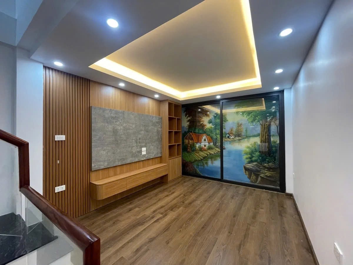 NHÀ DÂN XÂY ĐỘC LẬP Phố Đàm Quang Trung 35m2X  5 tầng, mặt tiền 3.3m X 6.65 tỷ Long Biên.