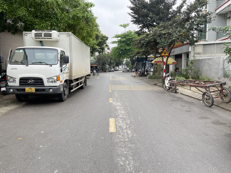 Cần bán 110m2 đất mặt phố Chính Trung - KĐT 31ha Trâu Quỳ. Đường rộng 15m, kinh doanh sầm uất 4